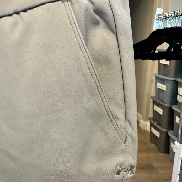 NWT Under Armour Women’s Gray Heat Gear Fitted 9” Athletic Shorts - Size Medium - Picture 3 of 5